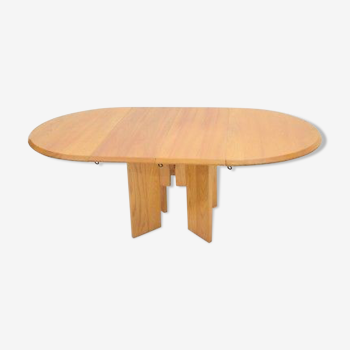 Regain table in solid elm