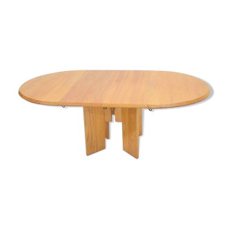 Regain table in solid elm