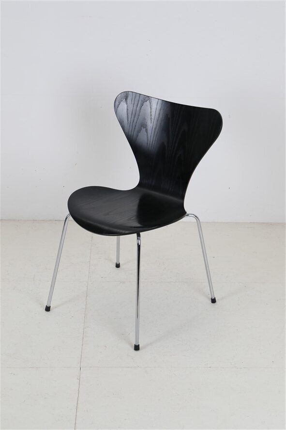 Black "3107" / "Series 7" chair by Arne Jacobsen for Fritz Hansen / Danish mid-century modern design