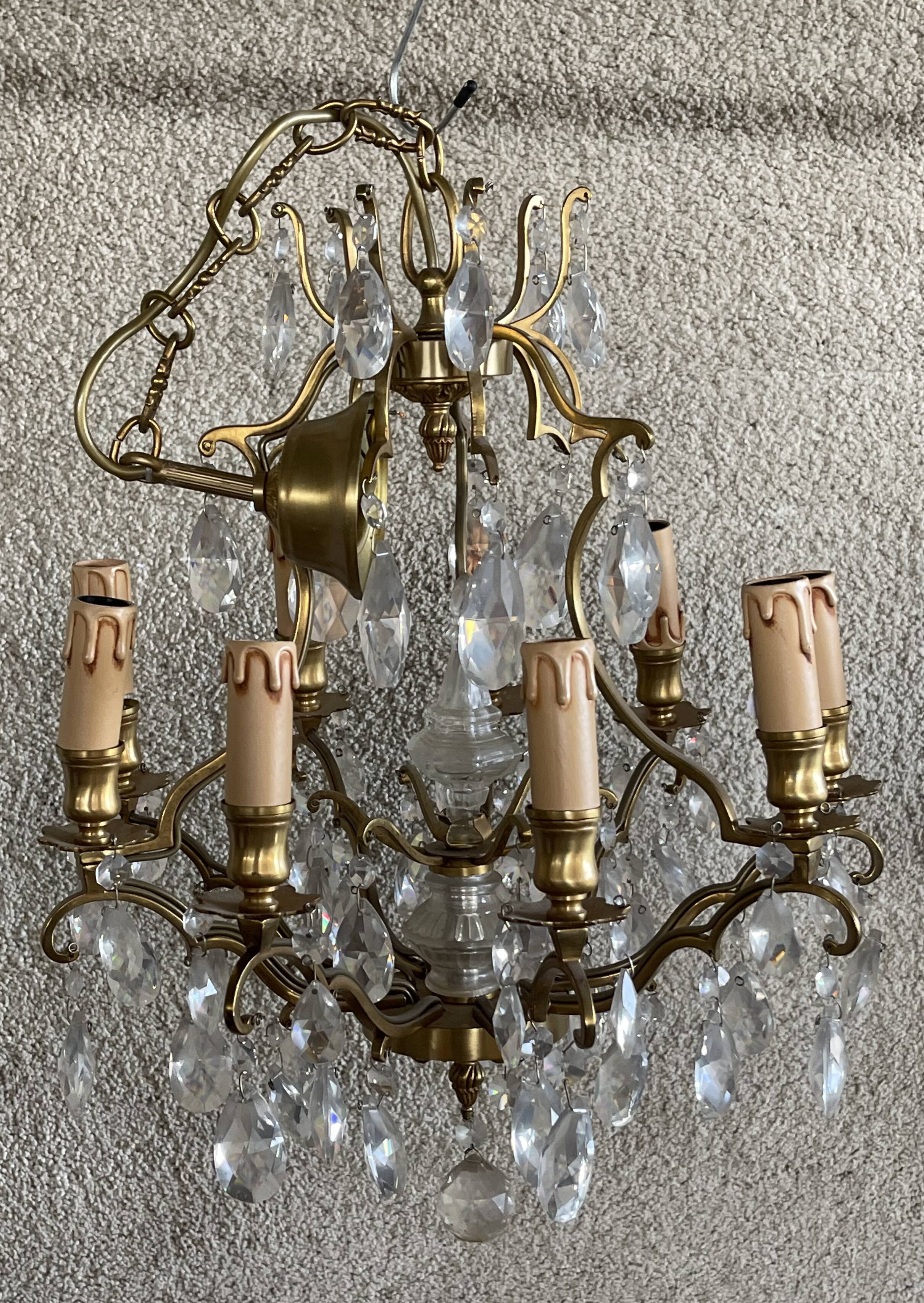 Pair of chandeliers with pendant