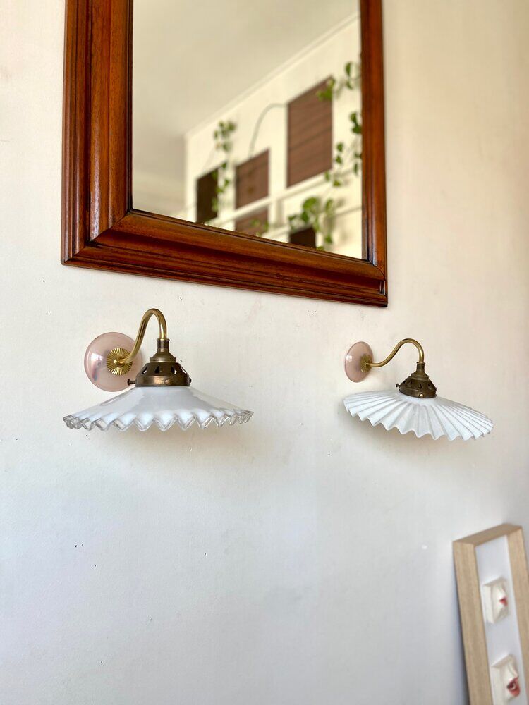 Wall lamp gooseneck in gilded metal and white opaline