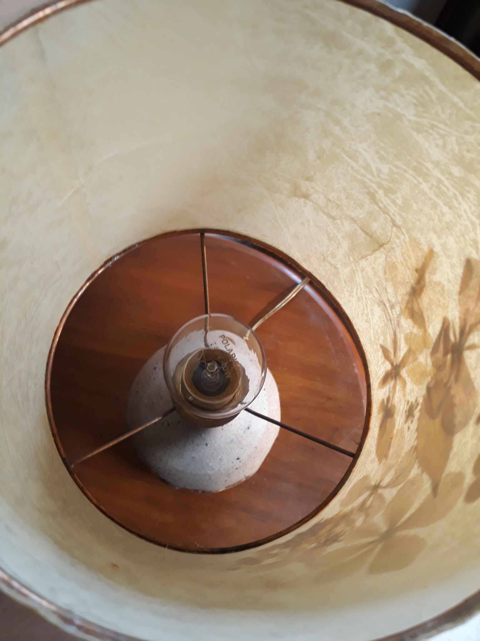 Lampe1970 en grès émaillé signé avec abat jour de fleur sauvage