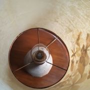 Lampe1970 en grès émaillé signé avec abat jour de fleur sauvage