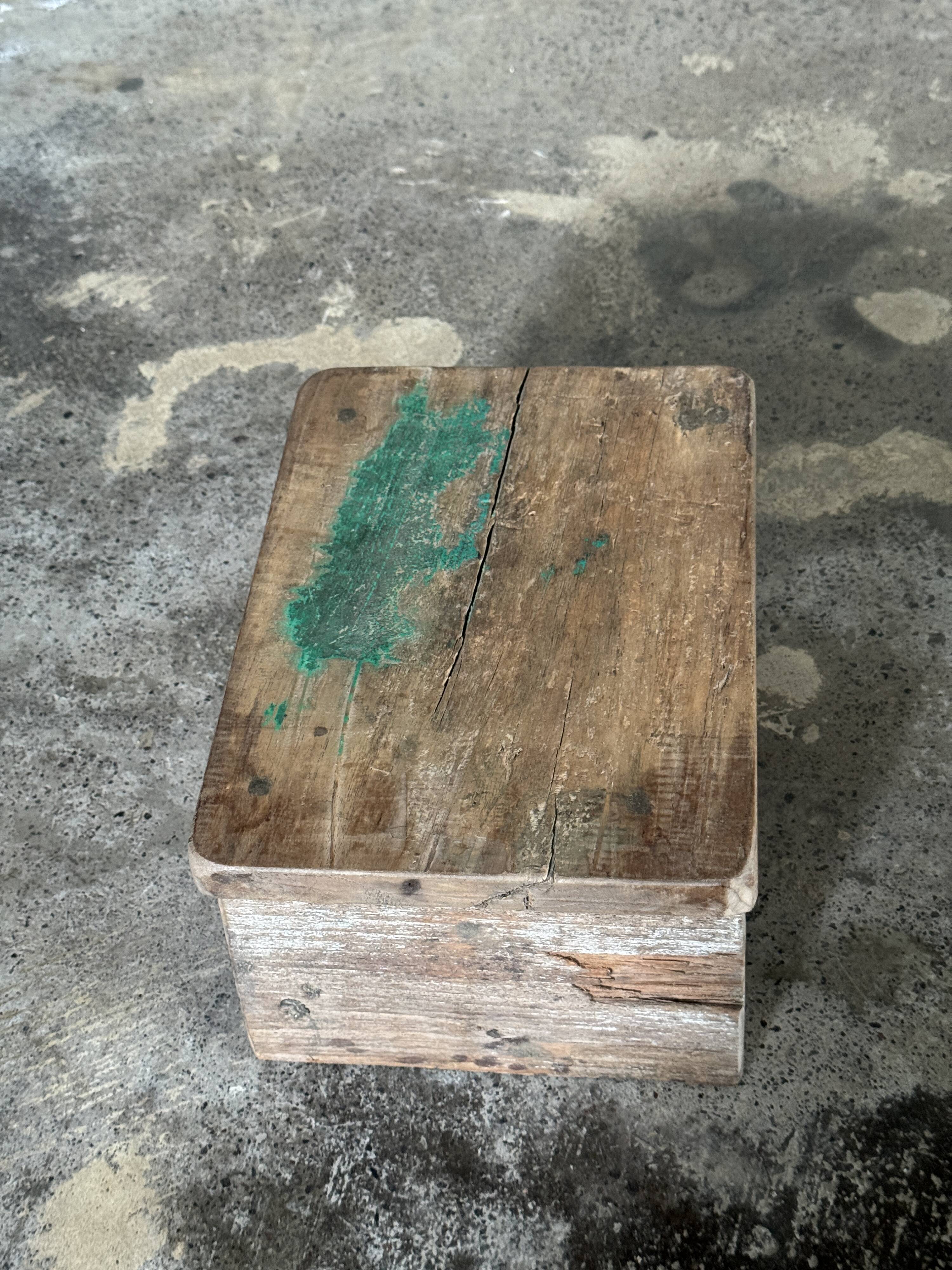 Tabouret d'appoint en teck upcyclé, traces de chromie verte