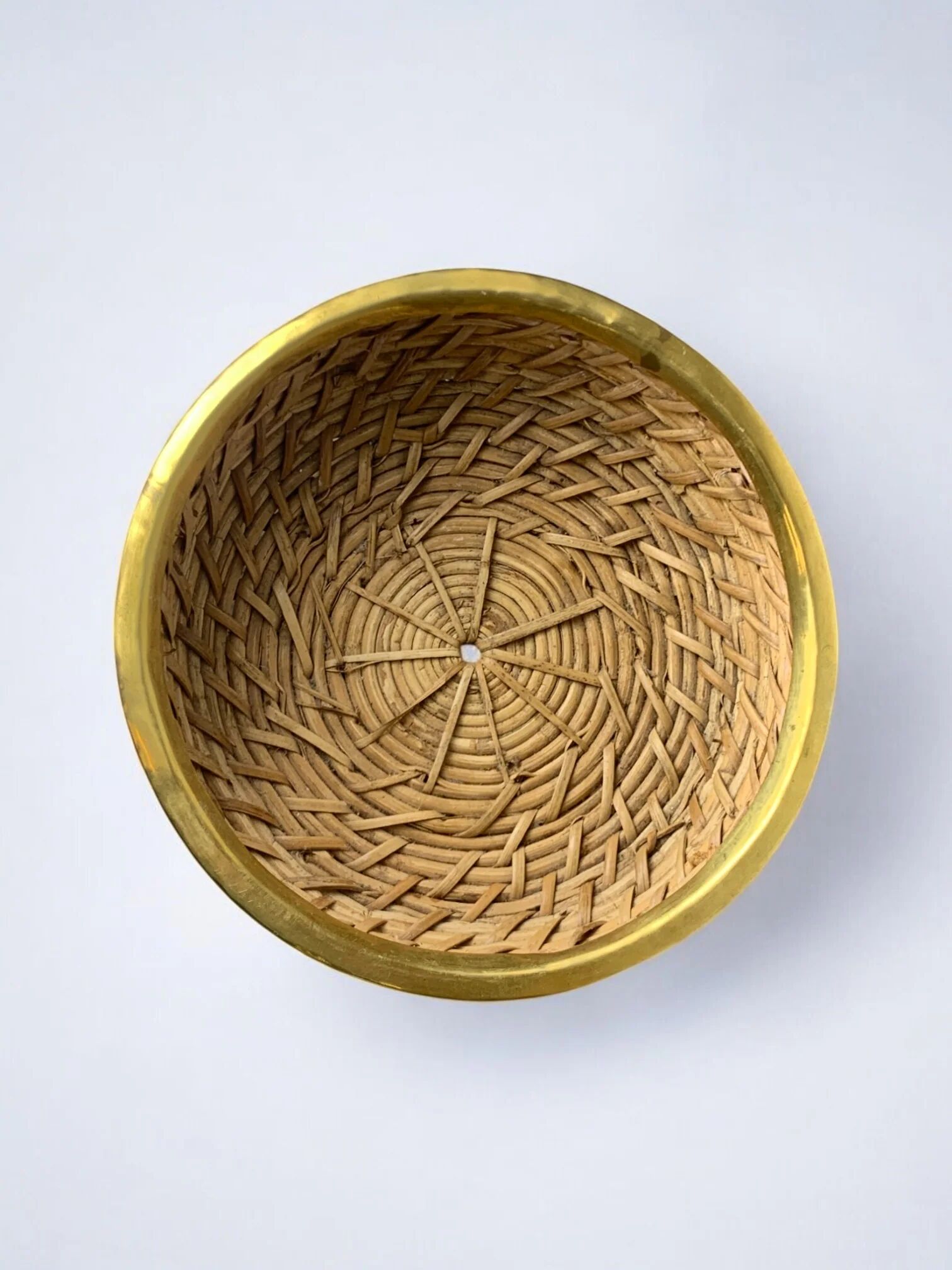 Panier circulaire en rotin et laiton, Italie, années 1970, 18 cm de diamètre
