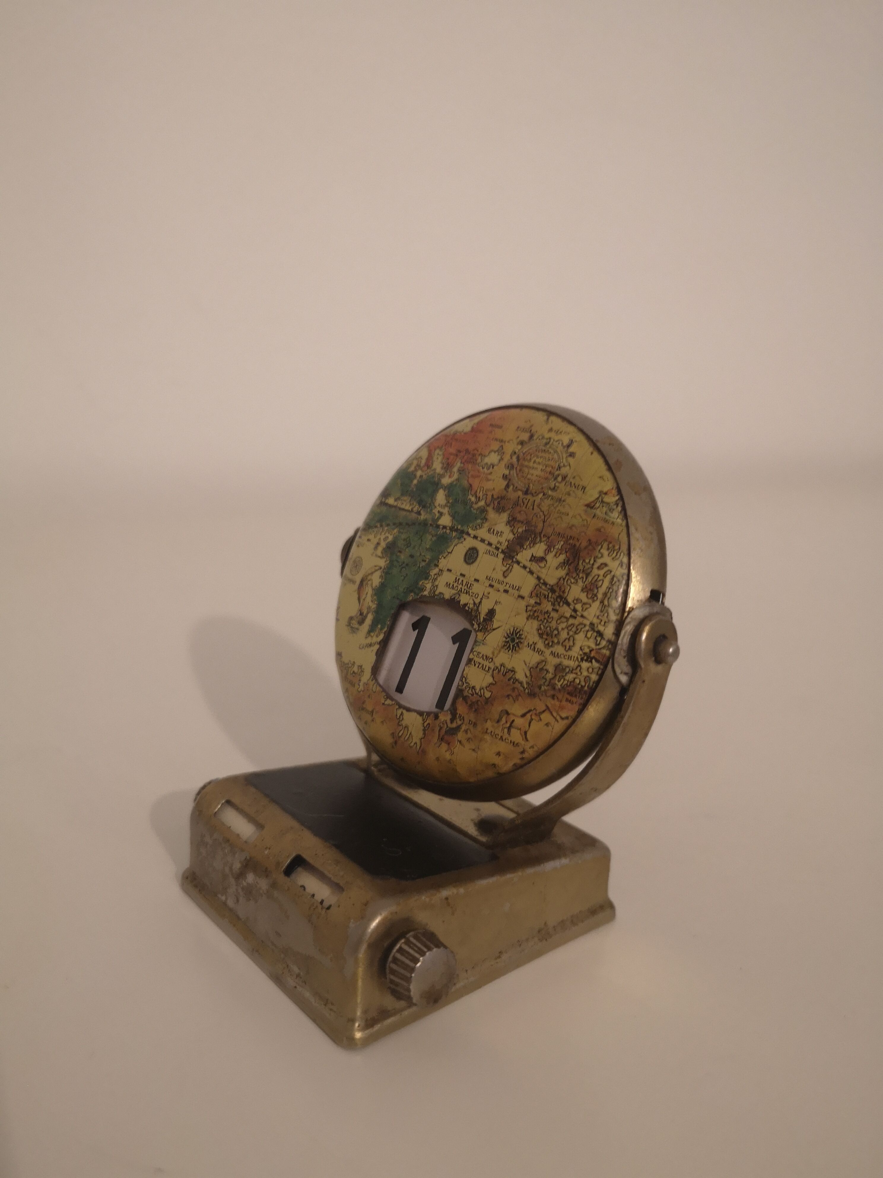 Calendrier perpétuel globe terrestre vintage