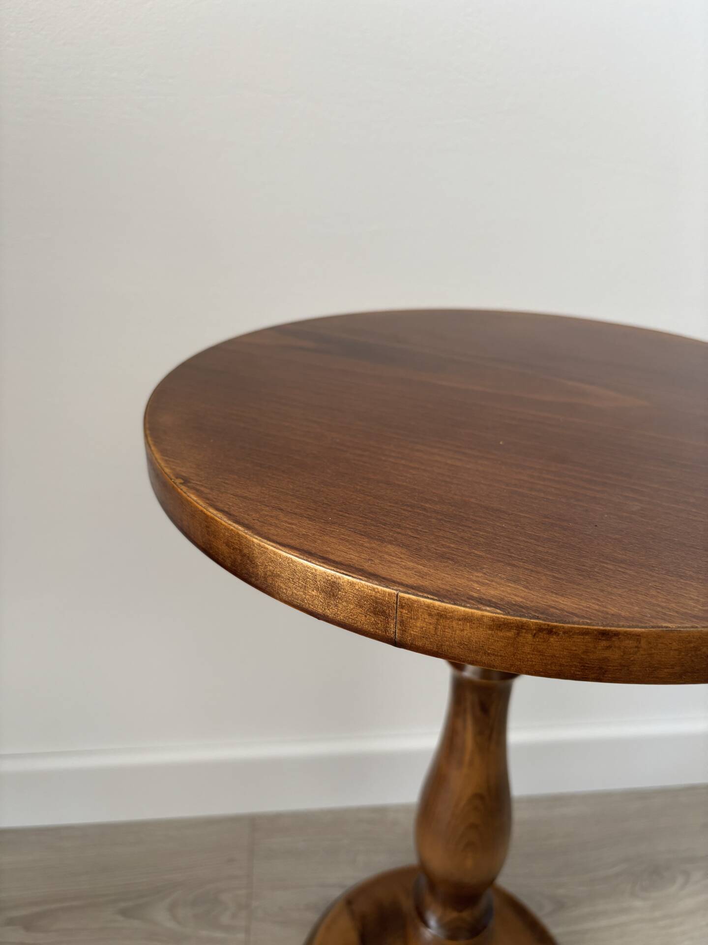 Small vintage wooden side table | Round accent table | Turned leg