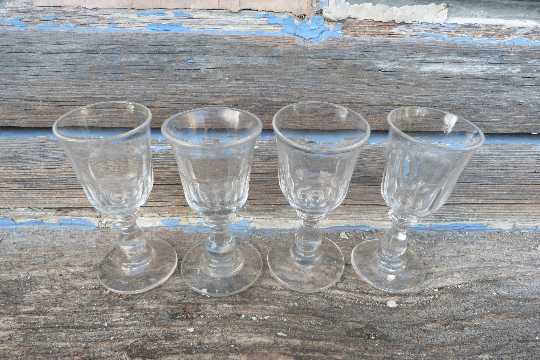 Set of 4 glasses with old feet for liquor