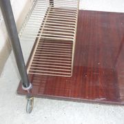 Table d'appoint en bois et range disques vintage sur roulettes