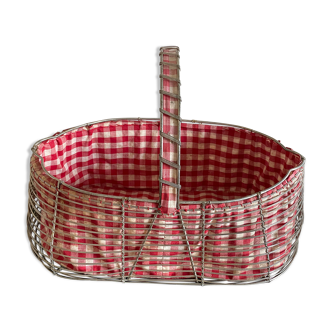 Iron basket and red vichy