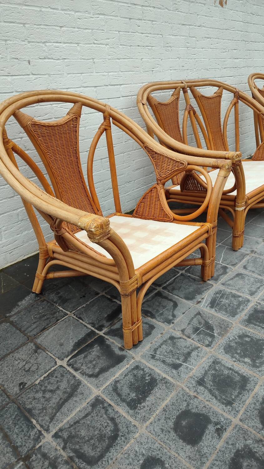 Set of 2 rattan armchairs with a bench.