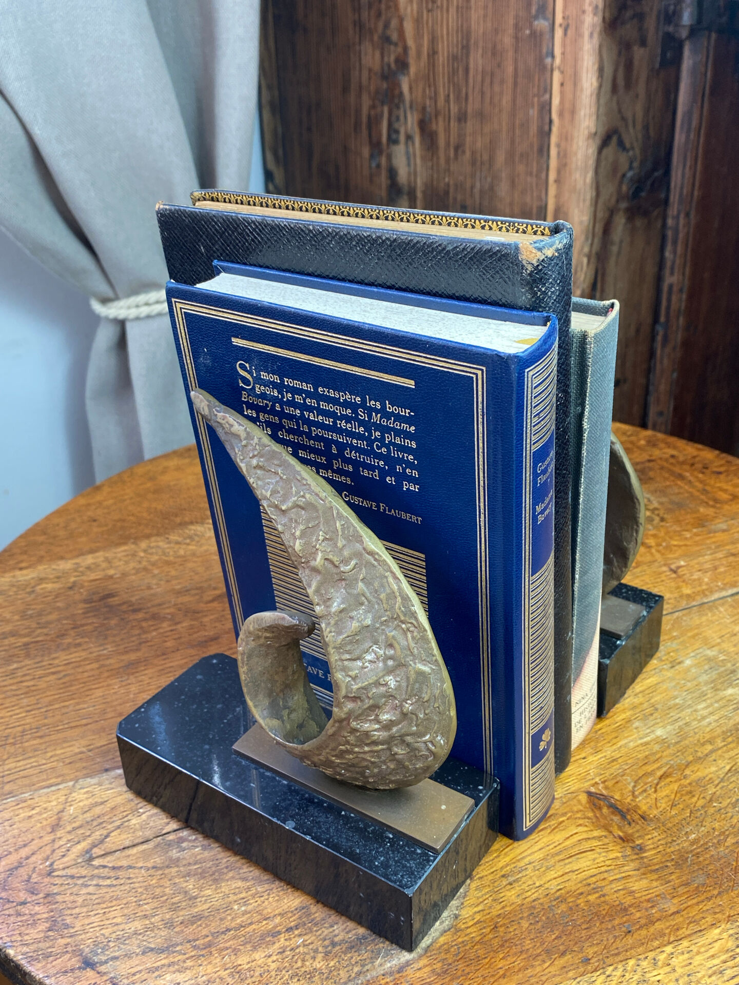 Bookends in bronze and marble