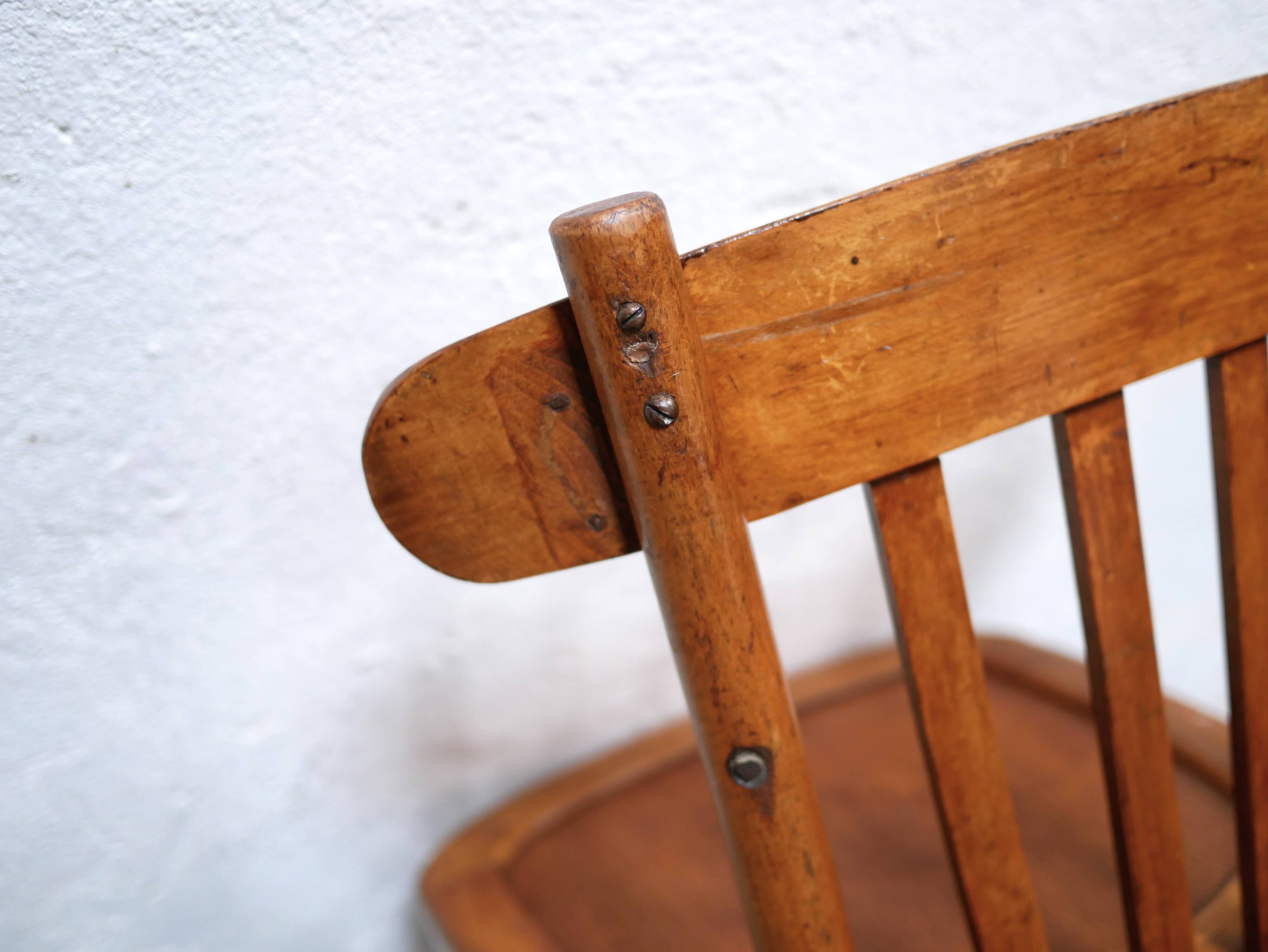 Chaise de bar vintage en bois par les éditions Luterma