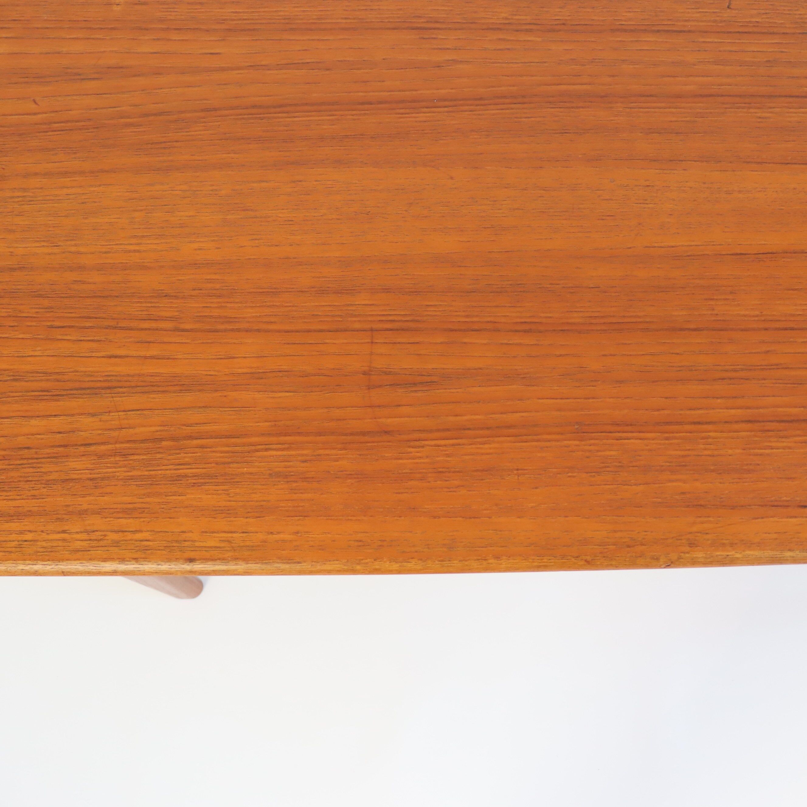 Table basse en teck scandinave