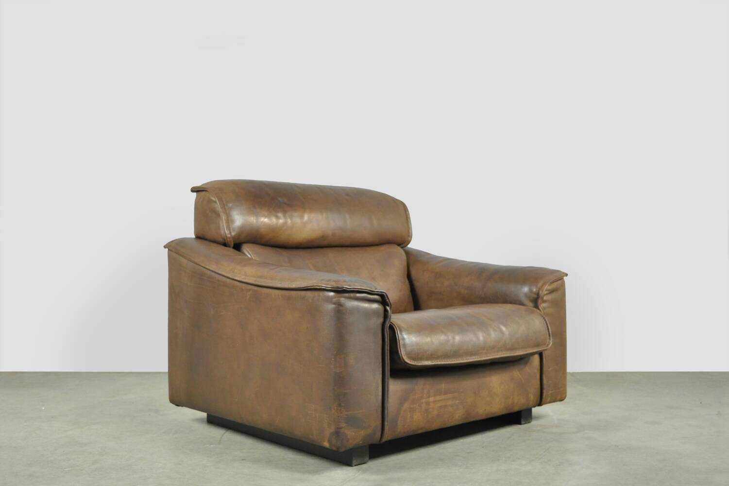 Buffalo leather vintage brutalist armchair by hugo de ruiter, leolux, 1970s