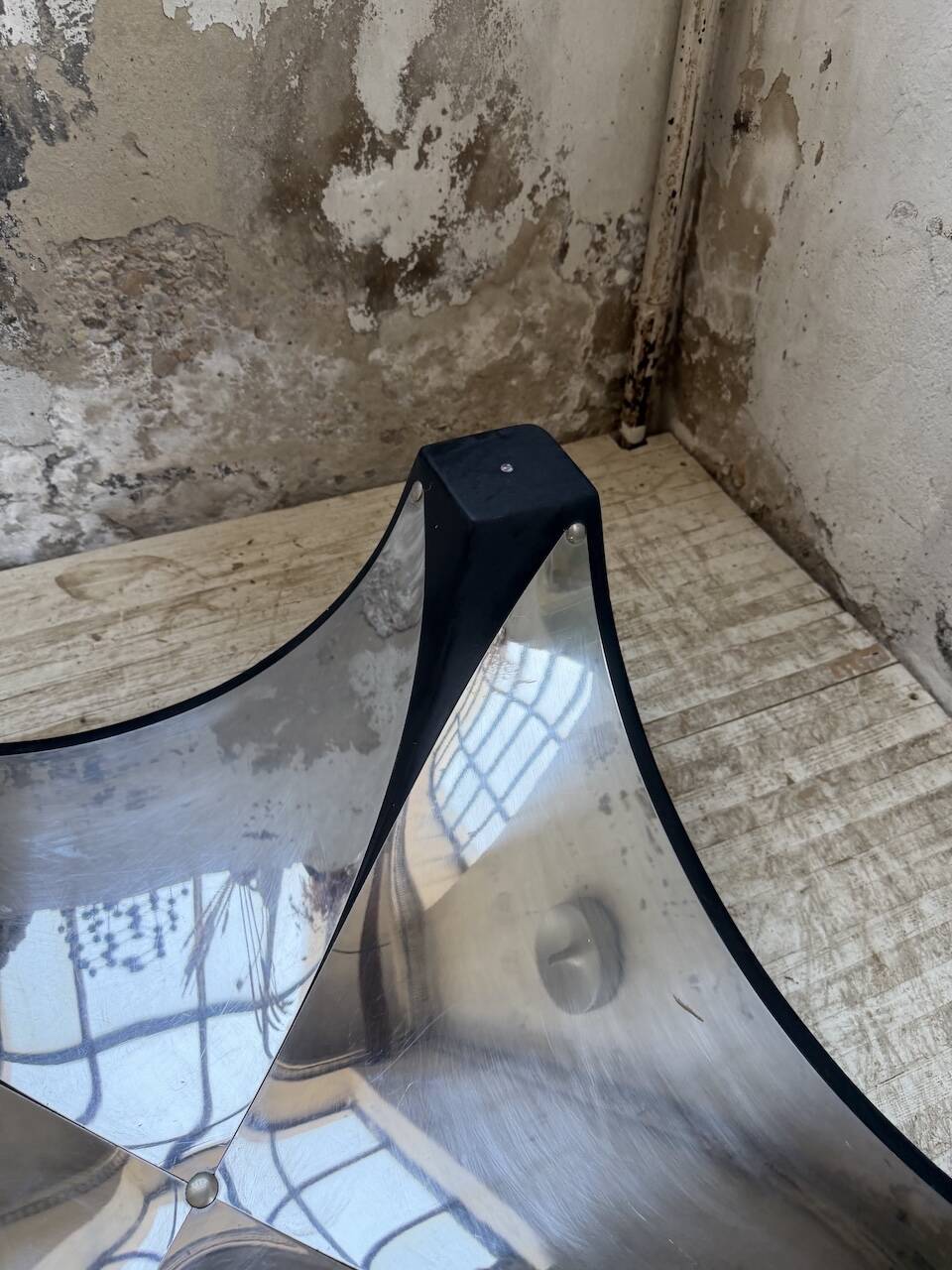 Table basse socle moulé et chrome, années 70