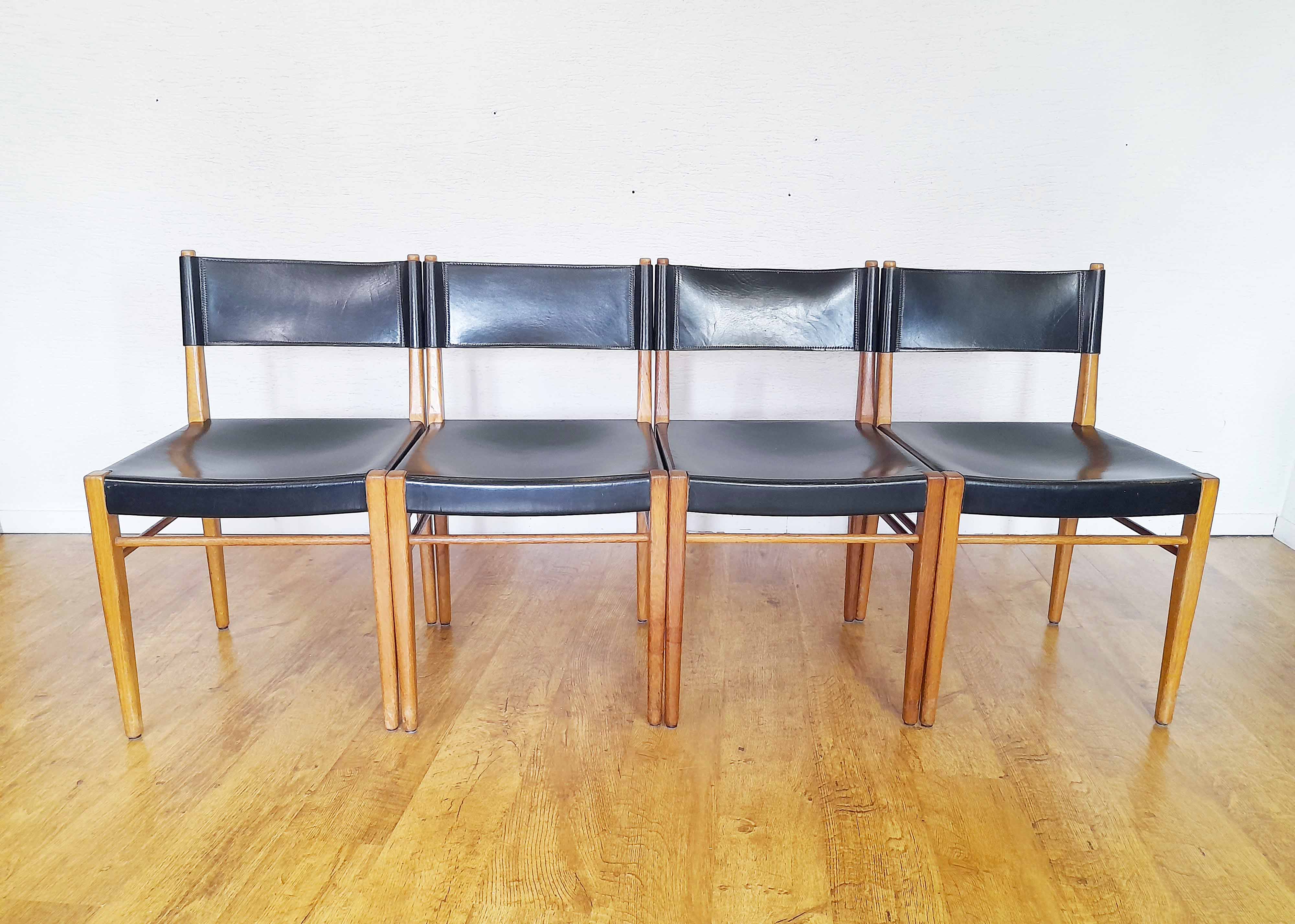 Set of 4 oak and leather chairs