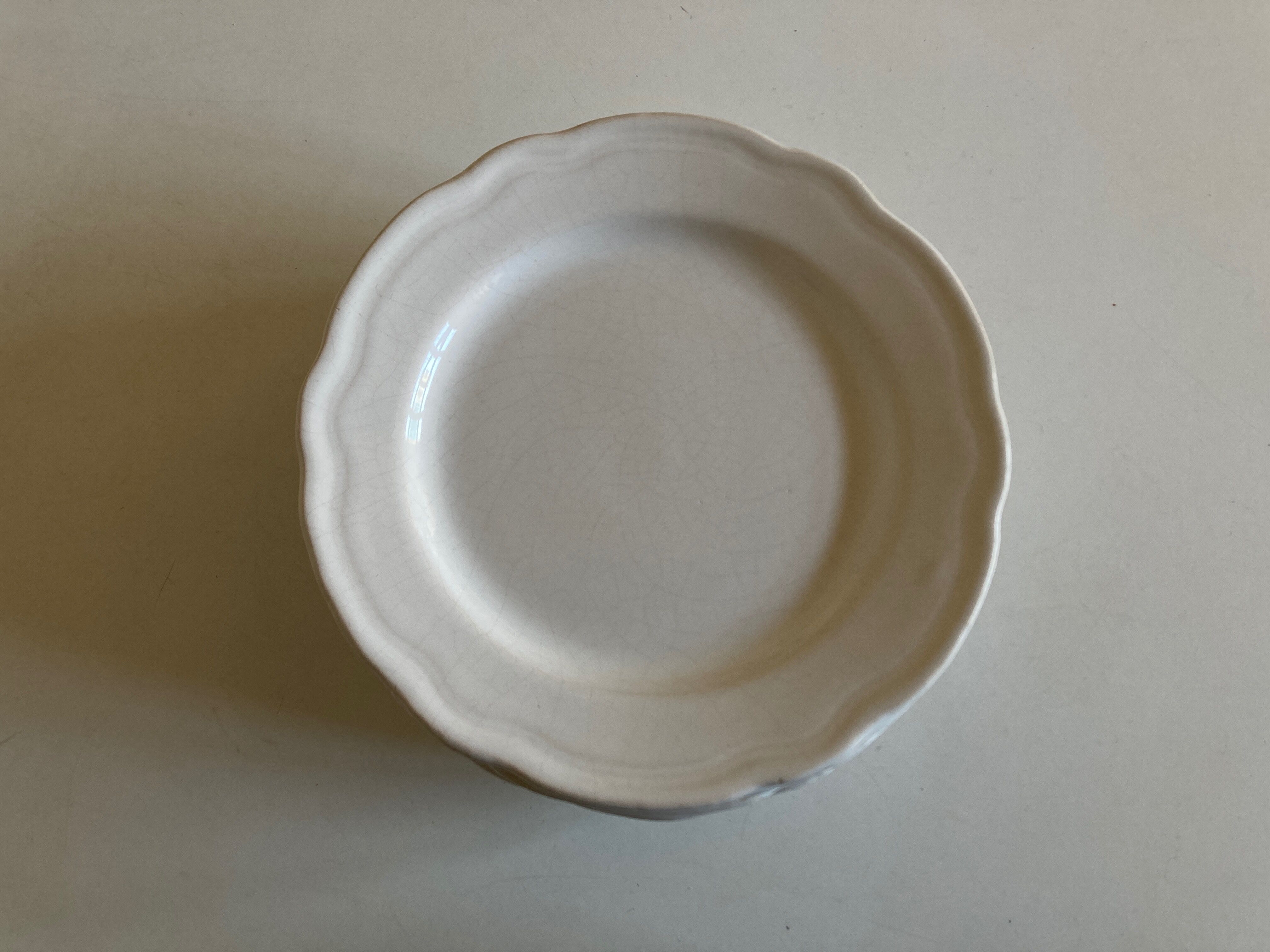 Set of 7 Mougins plates in white enamelled clay with gadroons