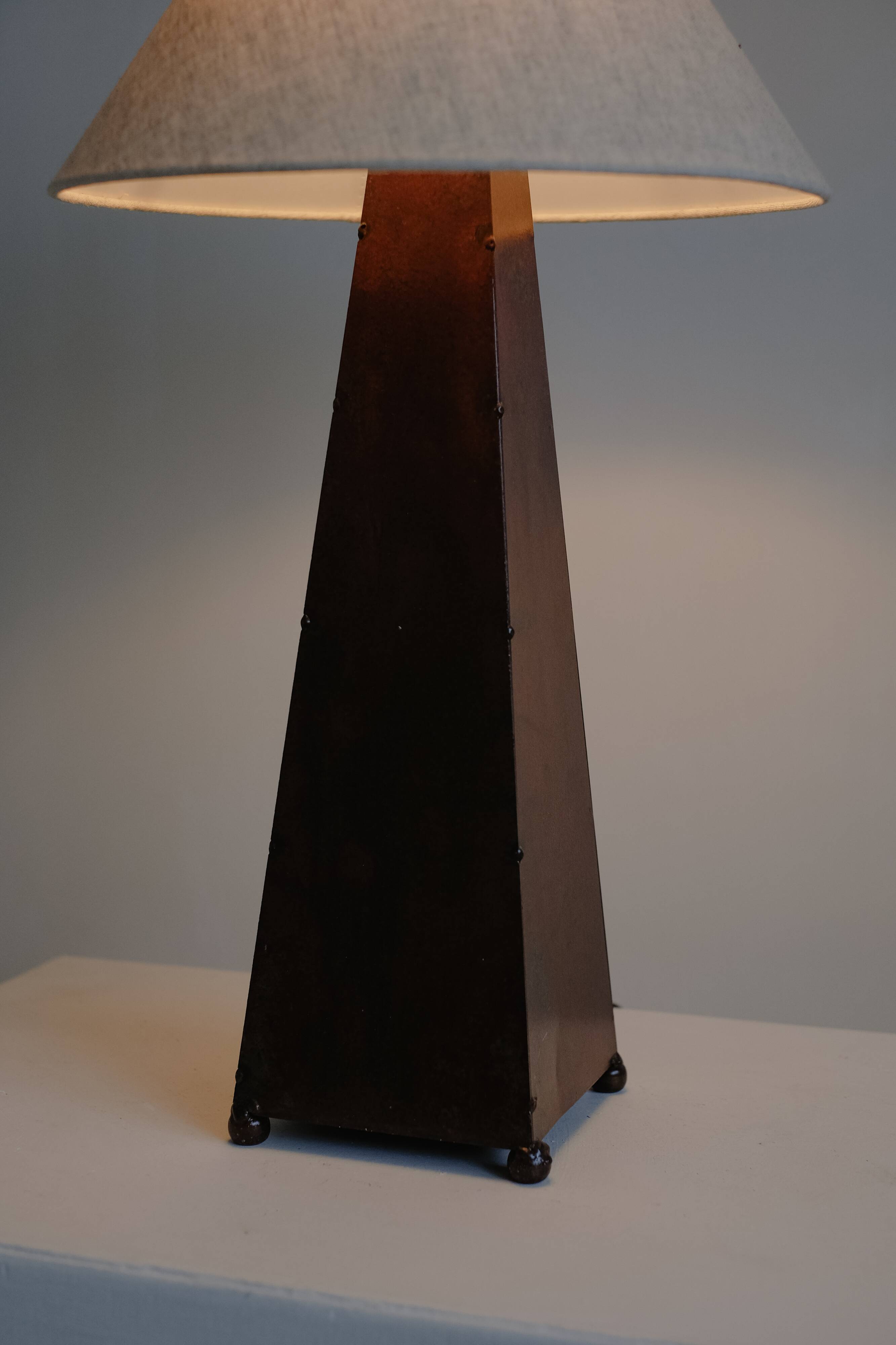 Obelisk table lamp