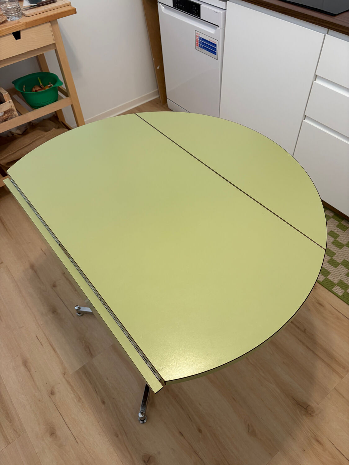 Round extendable folding Formica table with metal legs from the 50s/60s in green.