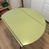 Round extendable folding Formica table with metal legs from the 50s/60s in green.