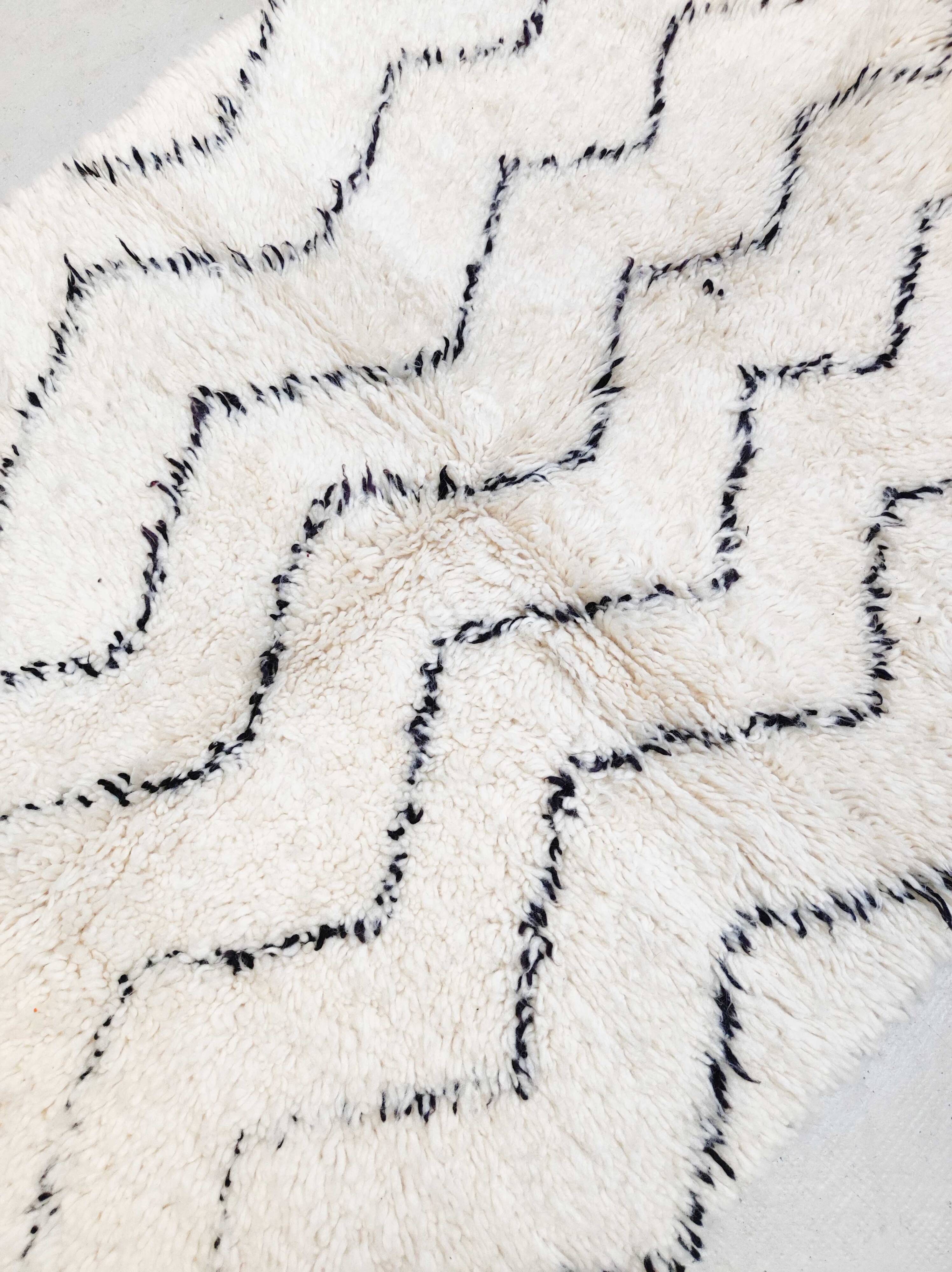 Moroccan Berber carpet Marmoucha with black zigzags 1.48x1.10m