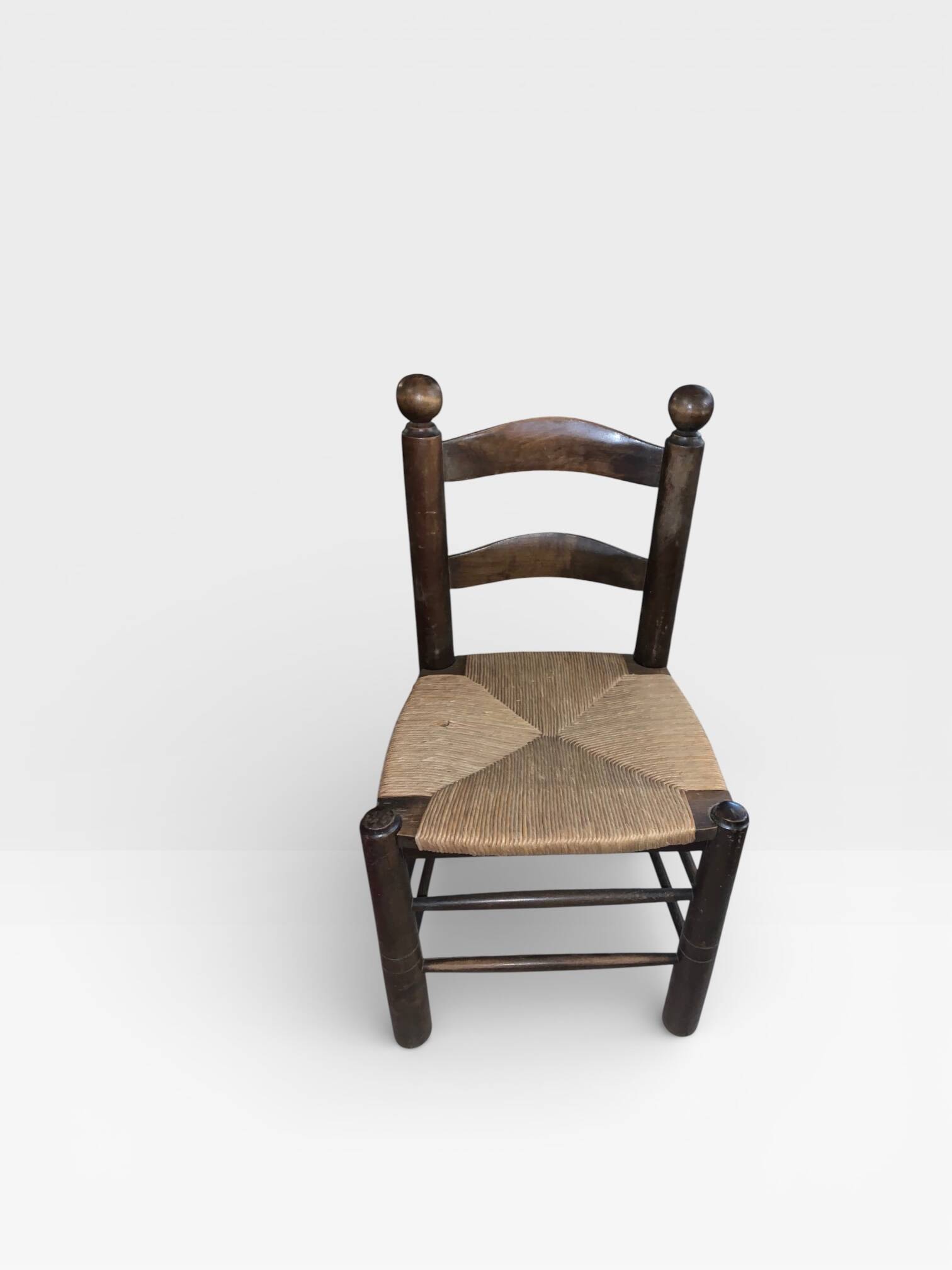 Vintage chair with a crafted backrest – Straw seat – Brocante decoration