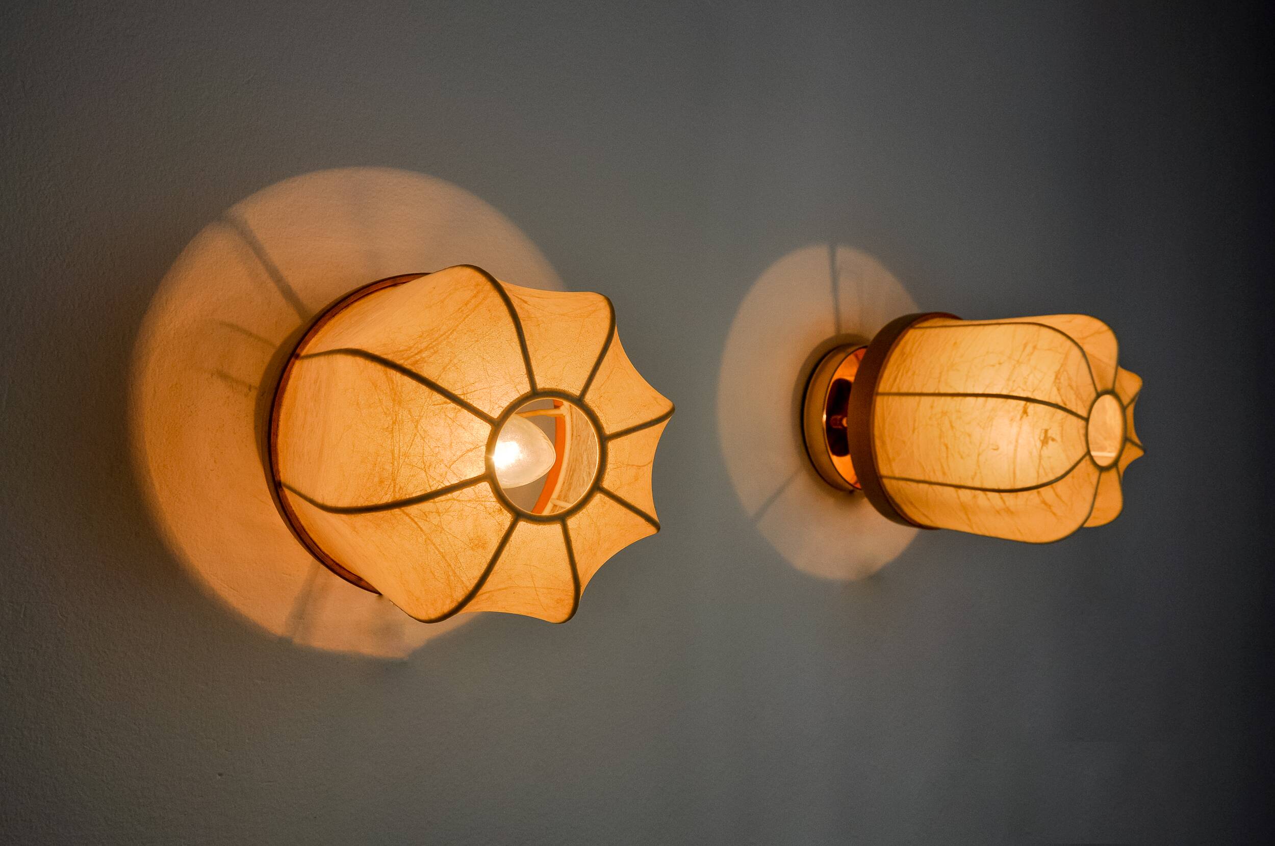 Pair of "cocoon" wall lights, resin and pine, Italy, 1970