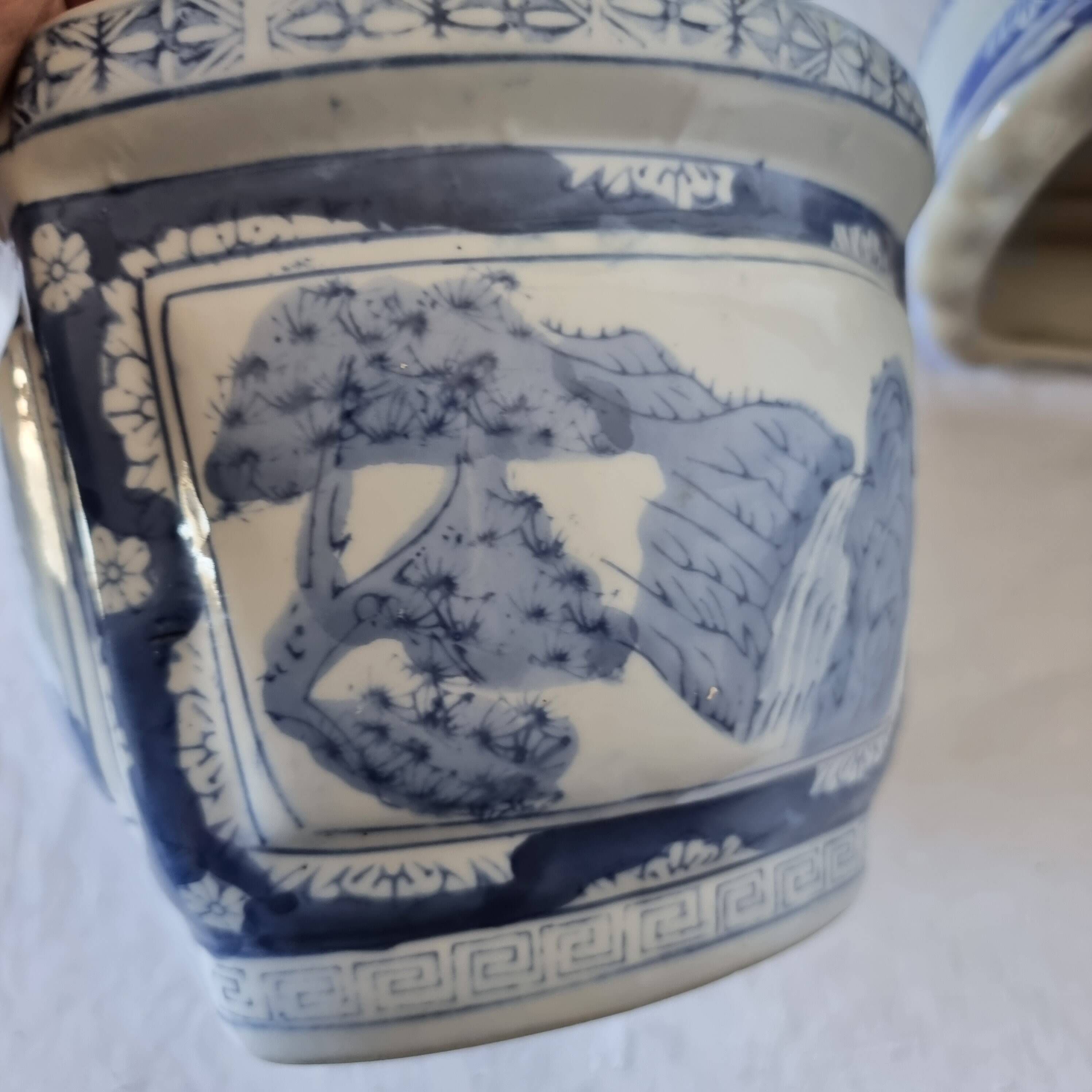 Magnifique cache-pot oriental sur piédestal en porcelaine bleue et blanche