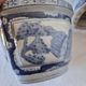 Magnifique cache-pot oriental sur piédestal en porcelaine bleue et blanche