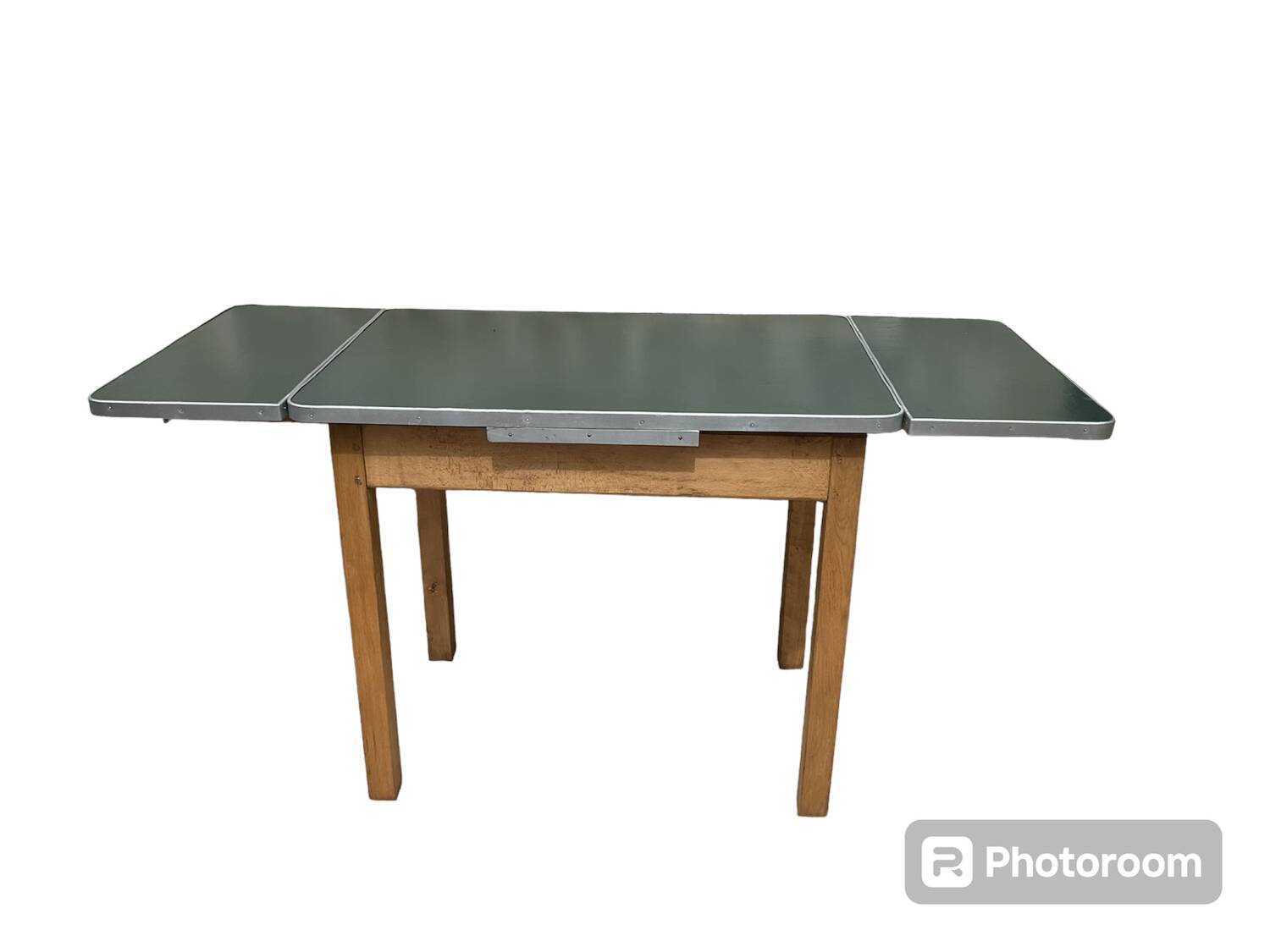 Extendable kitchen table