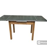 Extendable kitchen table