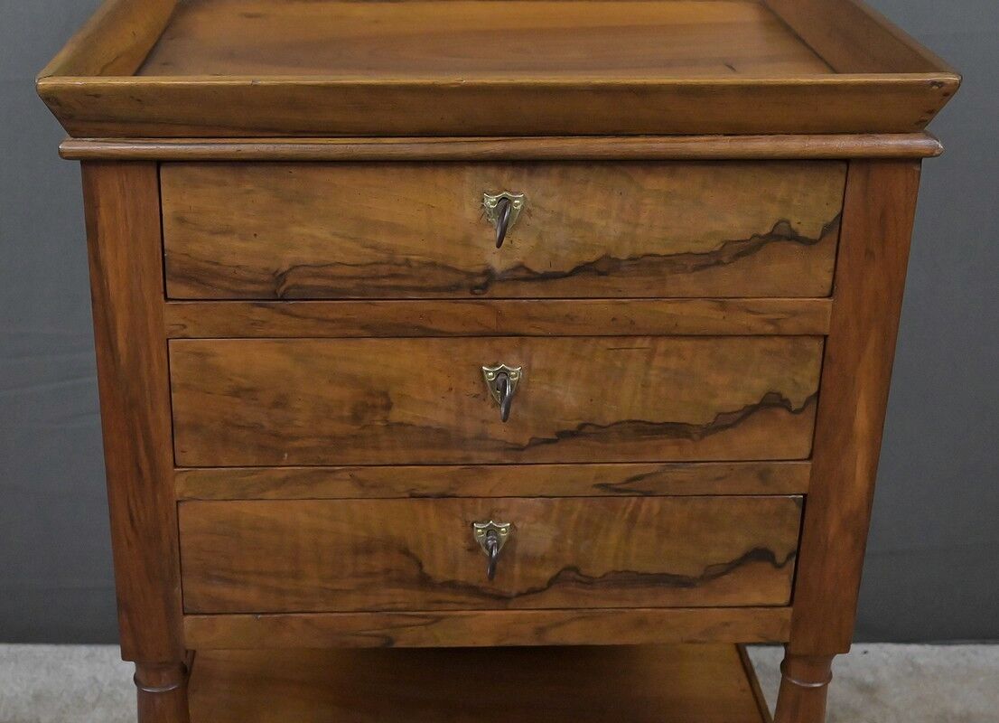 Petite table de salon en noyer, style Louis-Philippe – Milieu XIXe