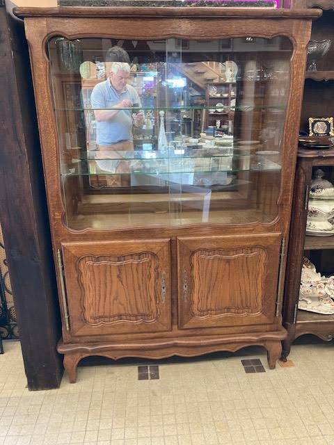 Display cabinet with 2 sliding doors