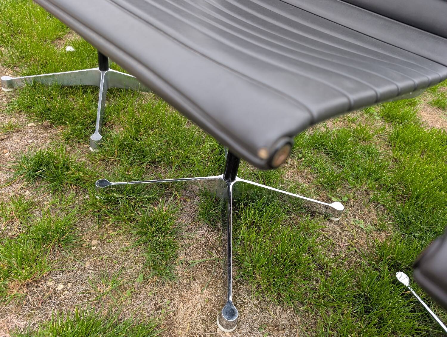 4 Herman Miller chairs designed by Charles Eames