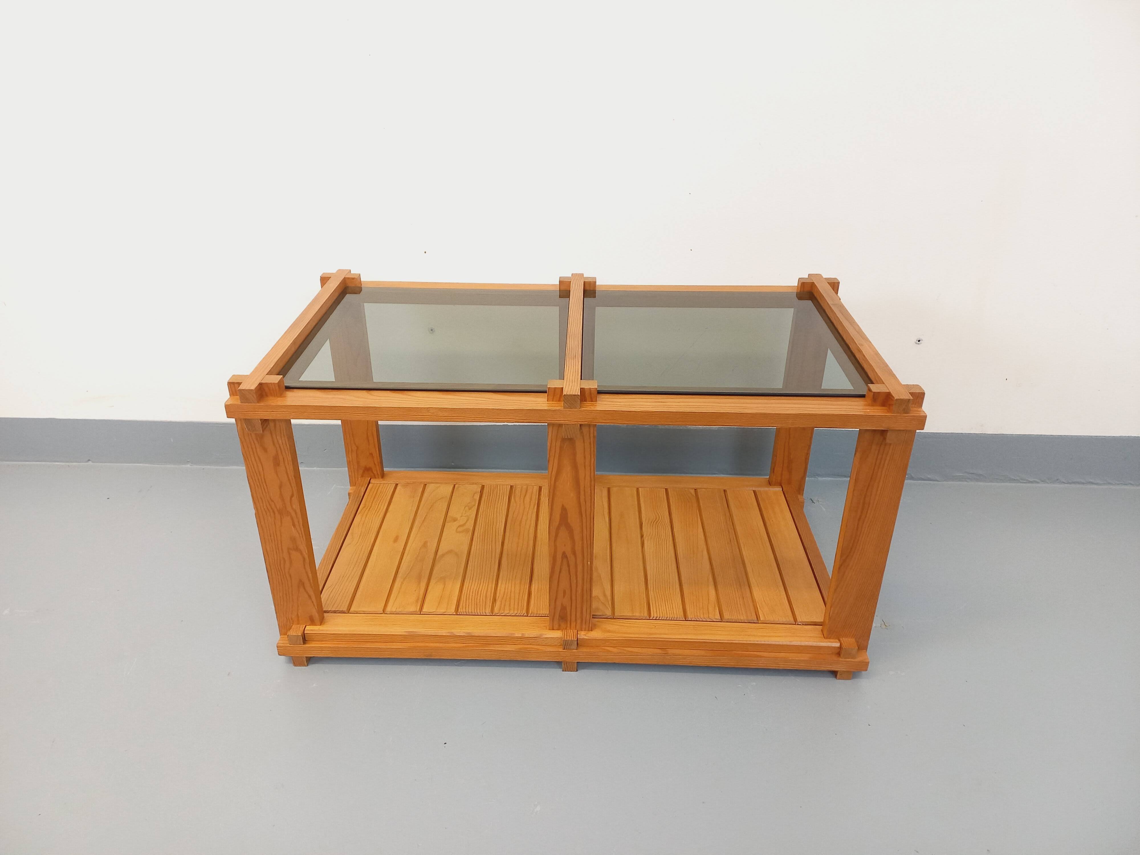 Vintage rectangular coffee table in pine and smoked glass from the 70s and 80s.