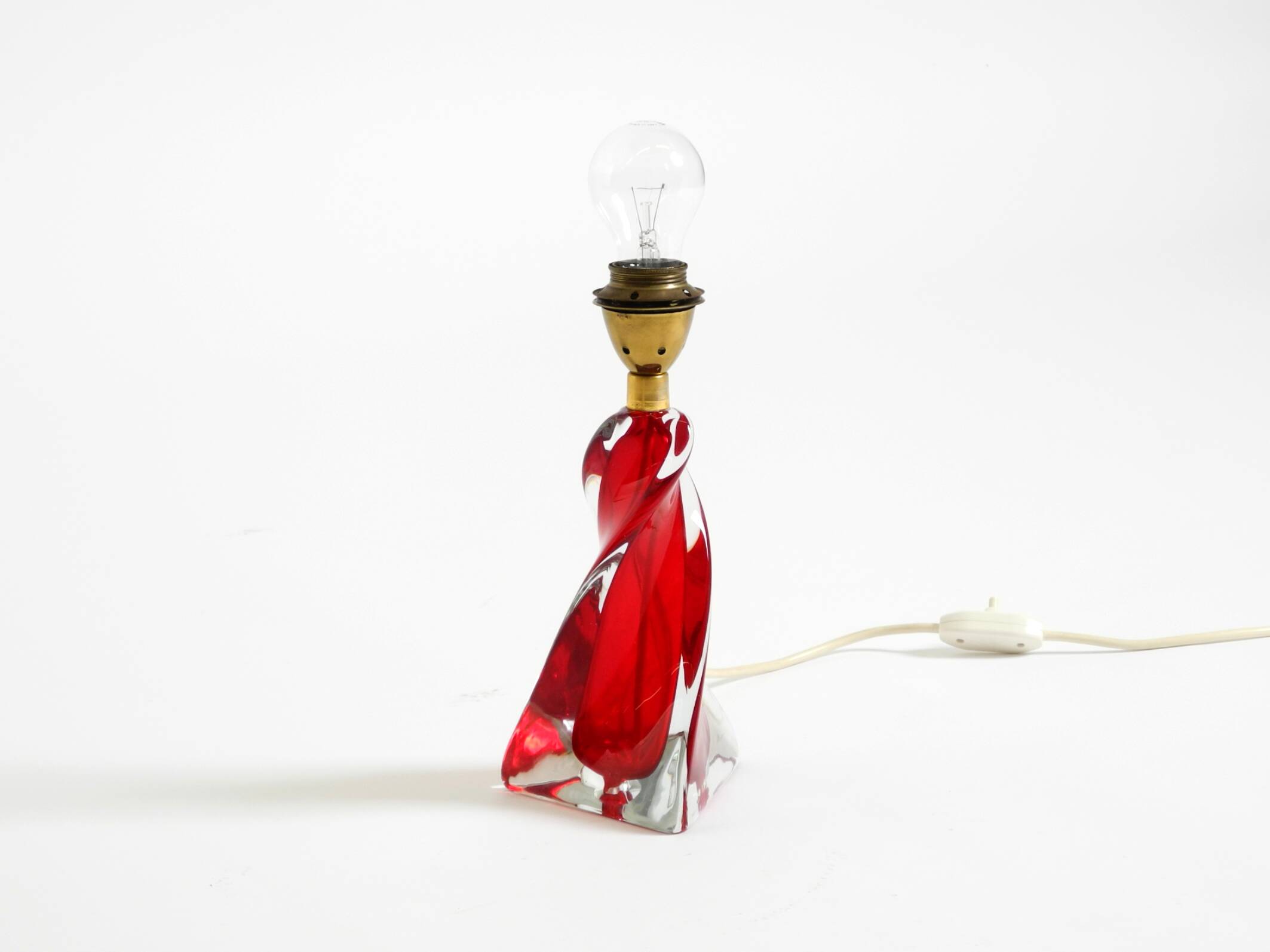 Lampe de table du milieu du siècle en verre cristal solide rouge et transparent.