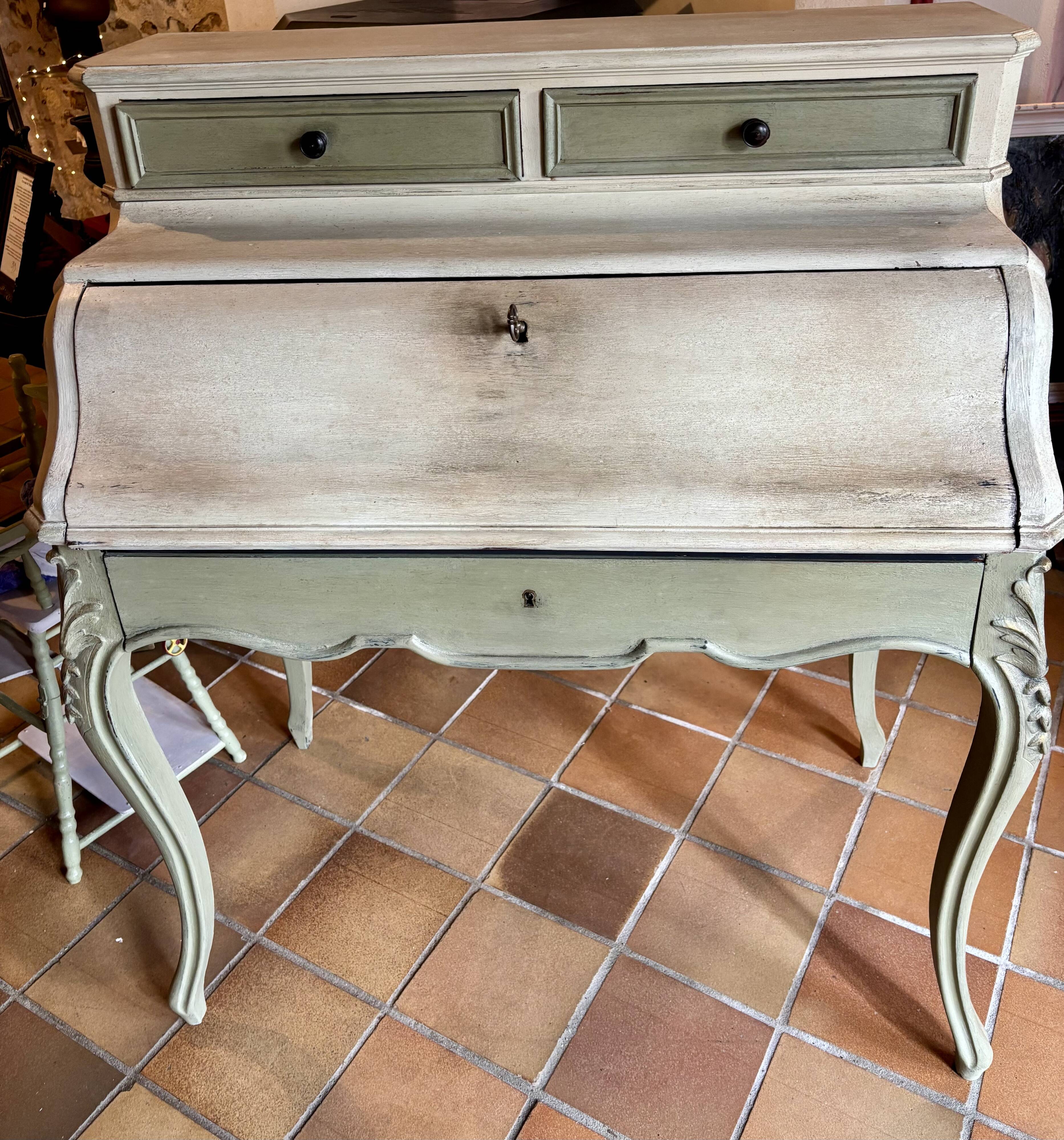Cylinder desk, between light and the gentleness of time