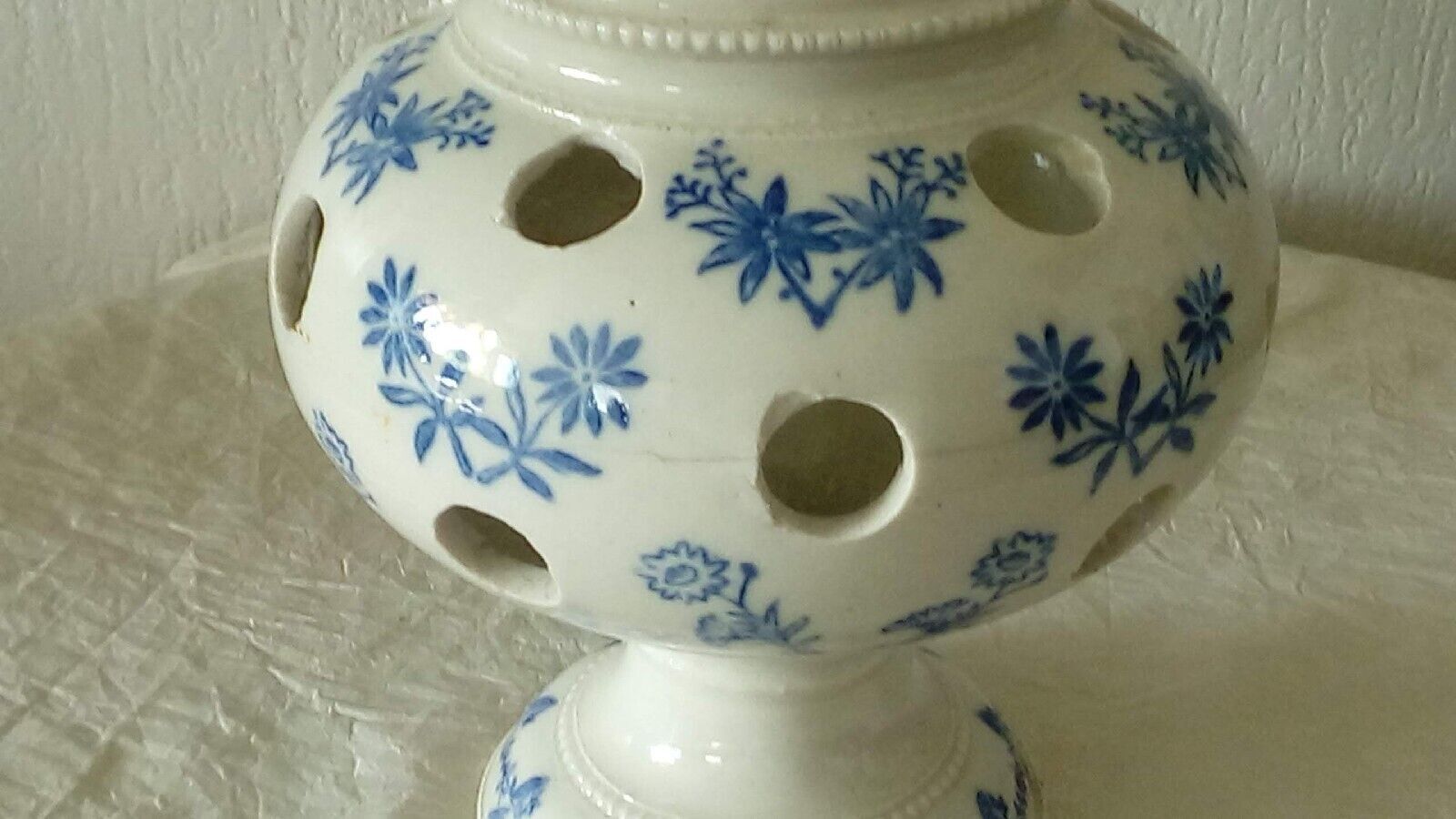 Vase pot a crocus en terre d'acier saint uze drome france