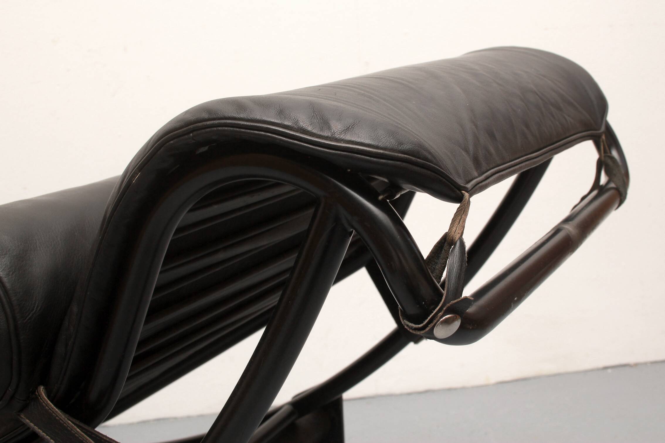 Chaise longue LC 4 Cassina Le Corbusier cuir noir