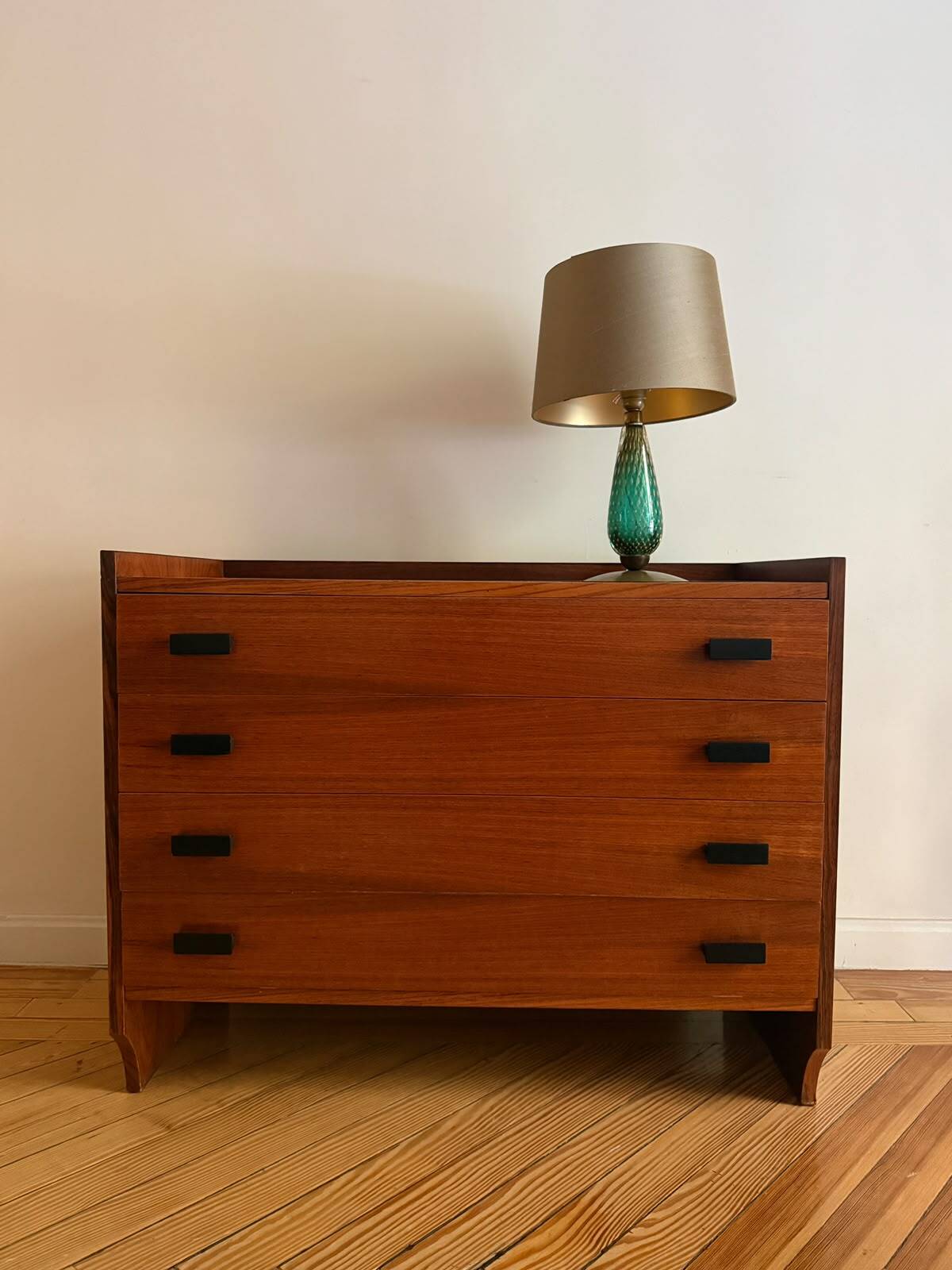 Cómoda italienne de Padoue, en bois de noyer. Années 70