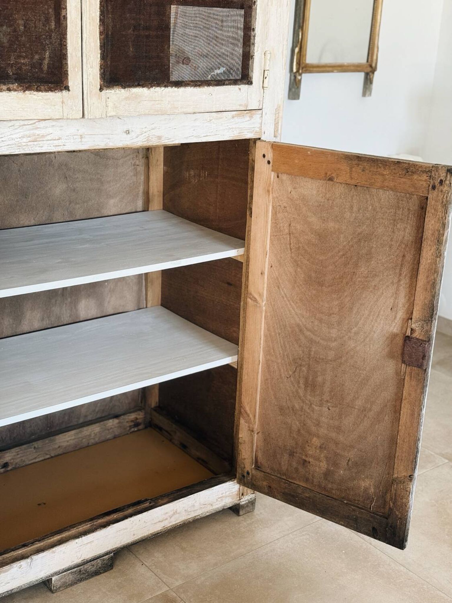 Buffet, vaisselier en bois patiné écru