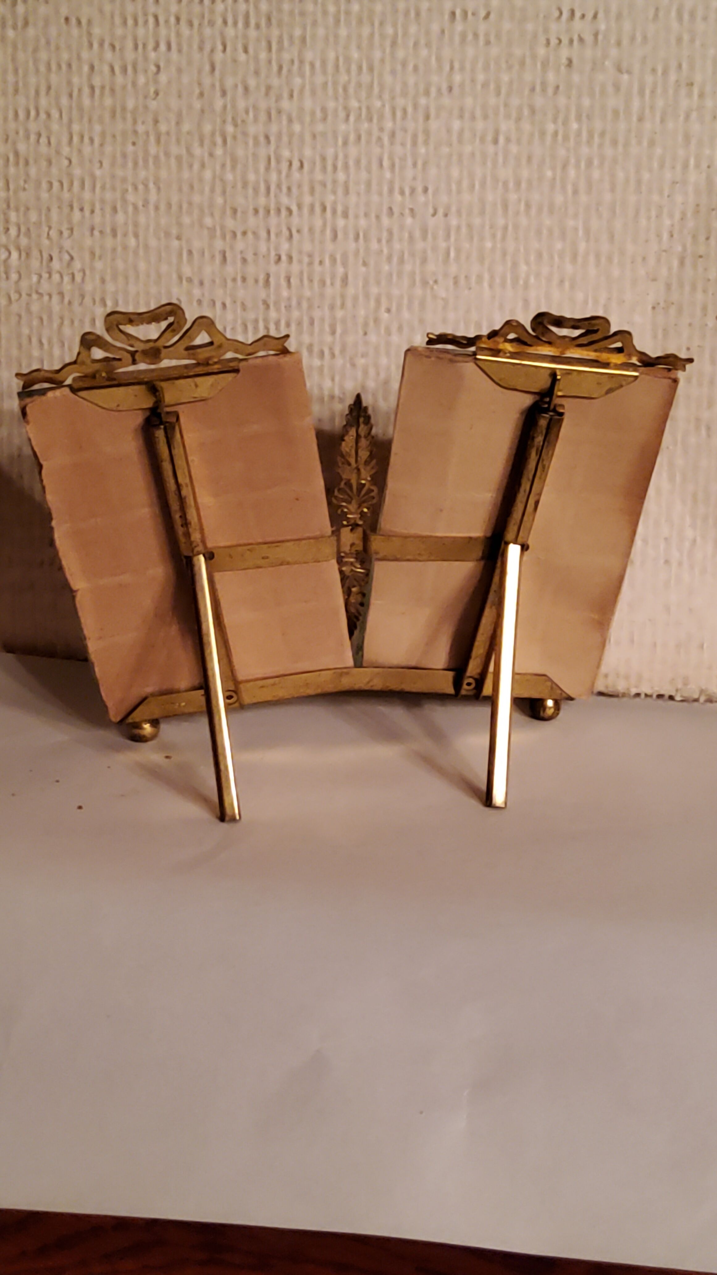 Double cadre photos en laiton et verres biseautés de style Louis XVI des années 1900