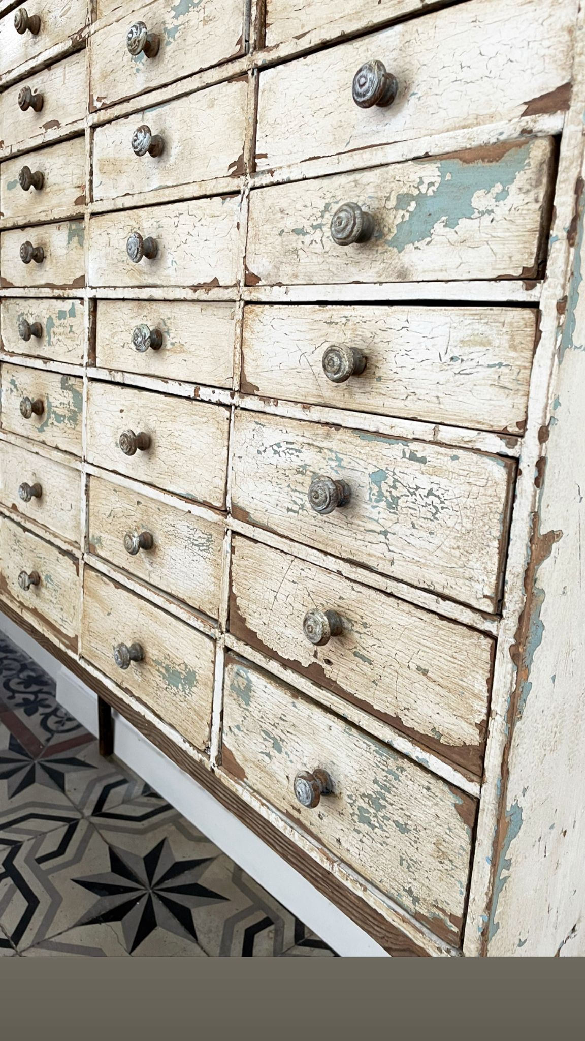 Meuble de métier ancien en bois à 16 tiroirs
