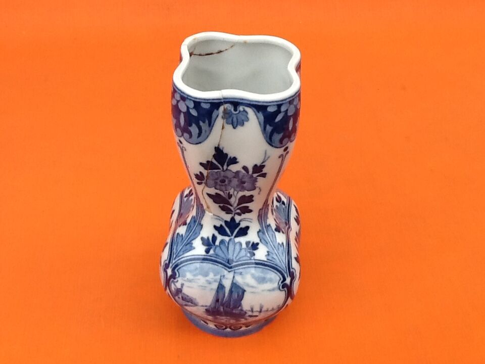 Delft d533 earthenware vase