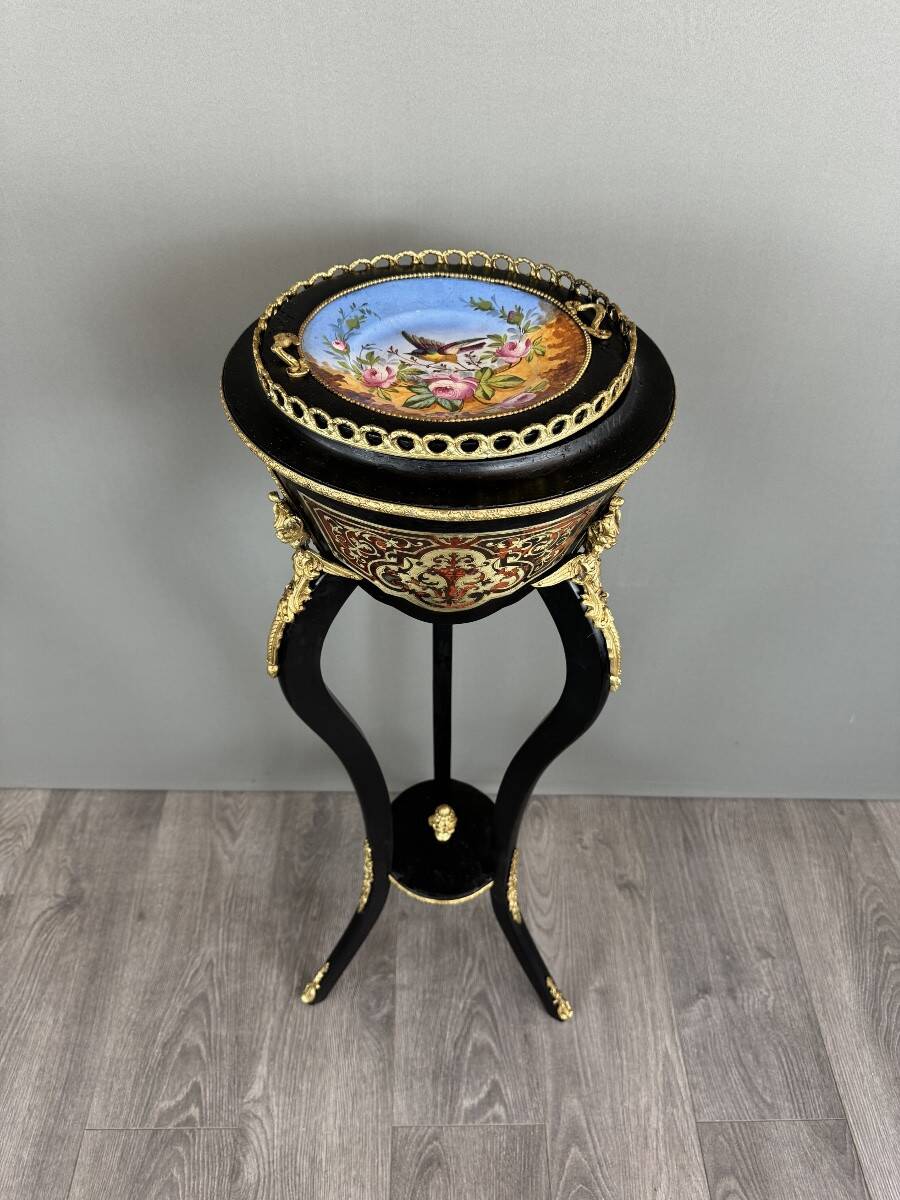 Jardinière Napoléon III en bois noirci, bronze doré et porcelaine peinte à