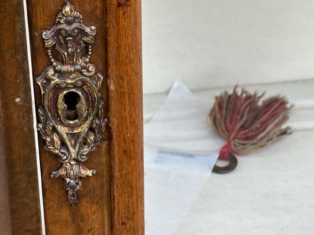 Display case to hang