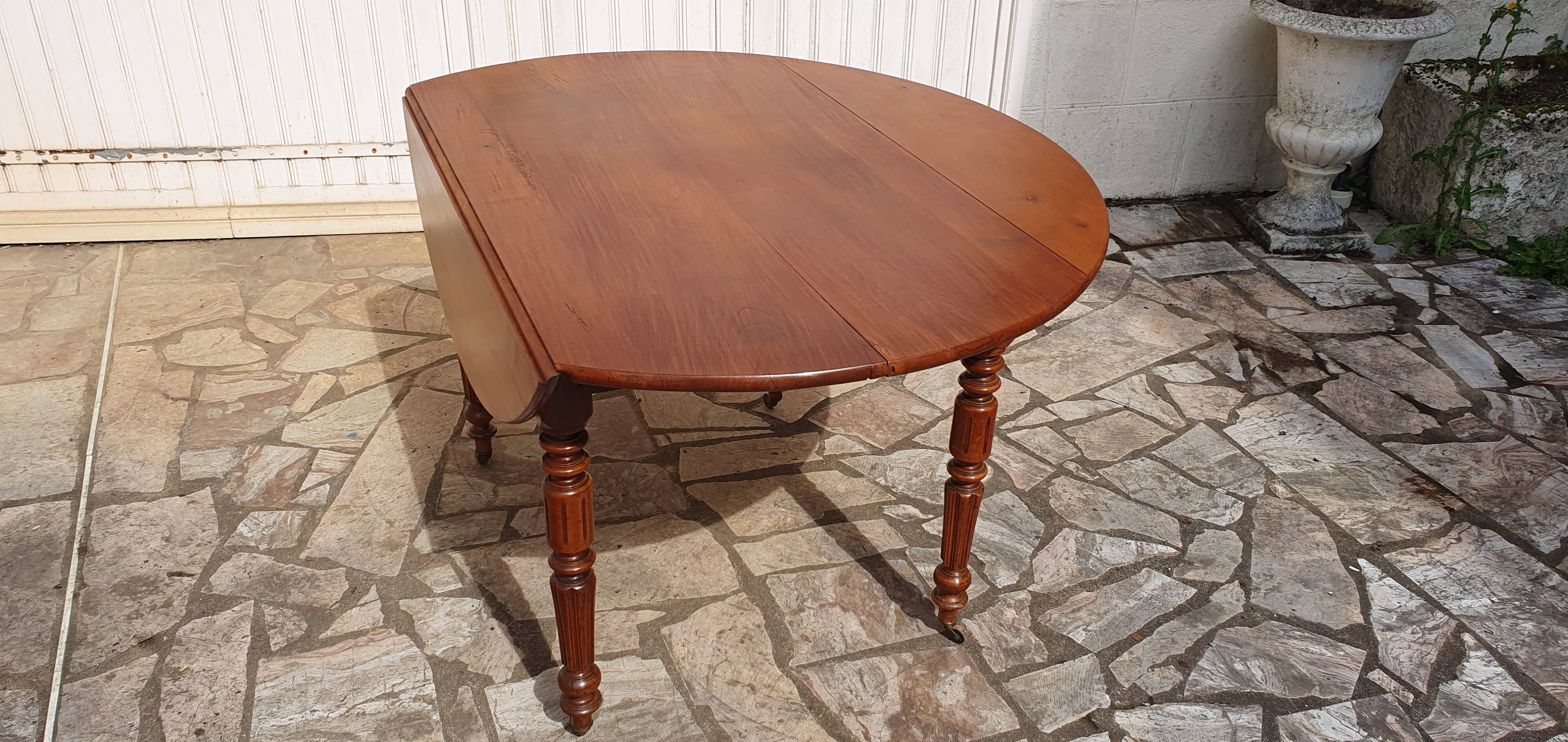 Round oval table with solid cherry leaves, 19th century