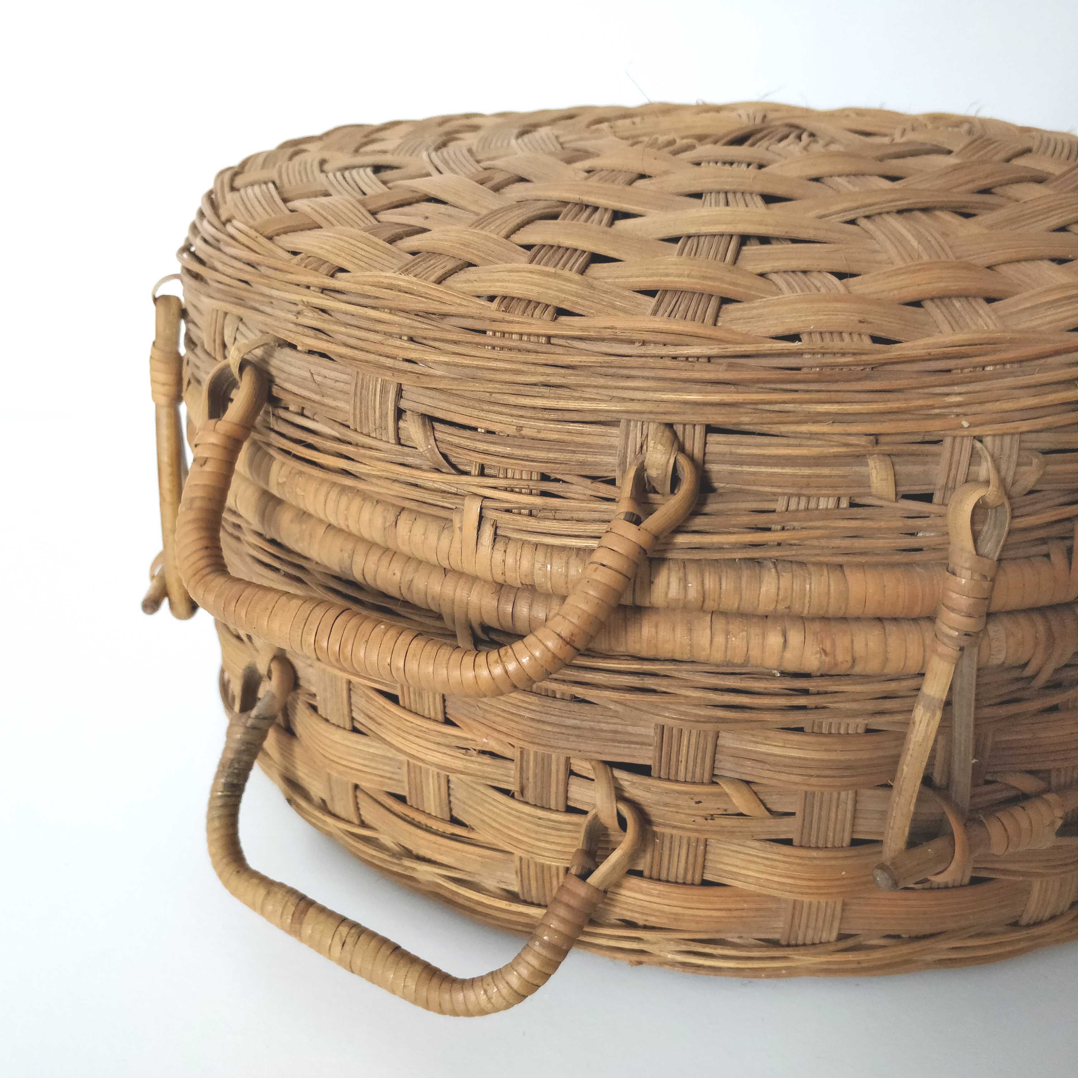 Round case in rattan 60s
