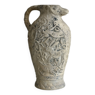 Poterie artisanale ancienne à tête de mouton